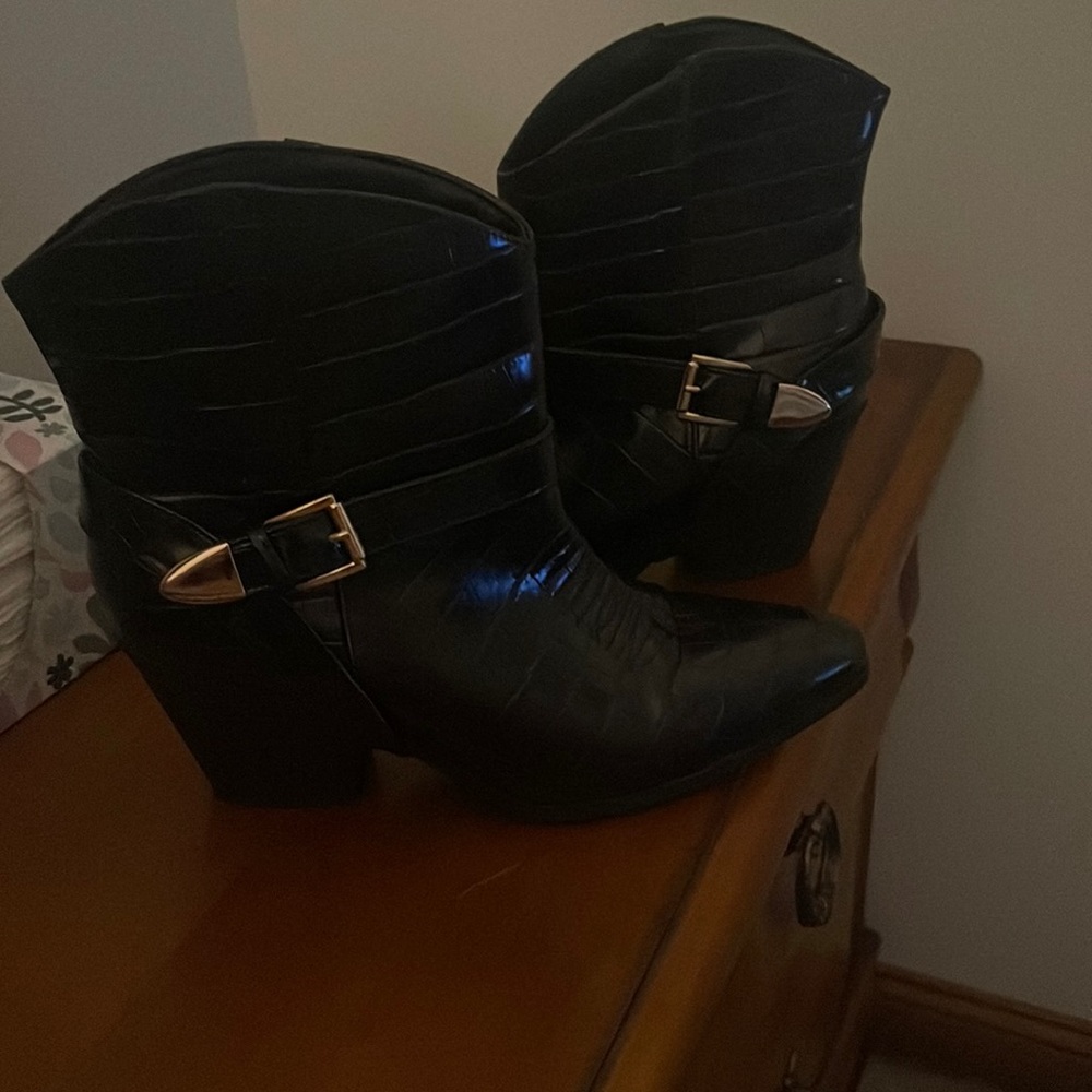 Ladies gator look boots